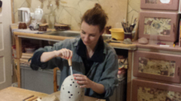 Teilnehmerin mit Keramikei