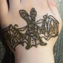 Henna Tattoo Fledermaus auf Handrücken